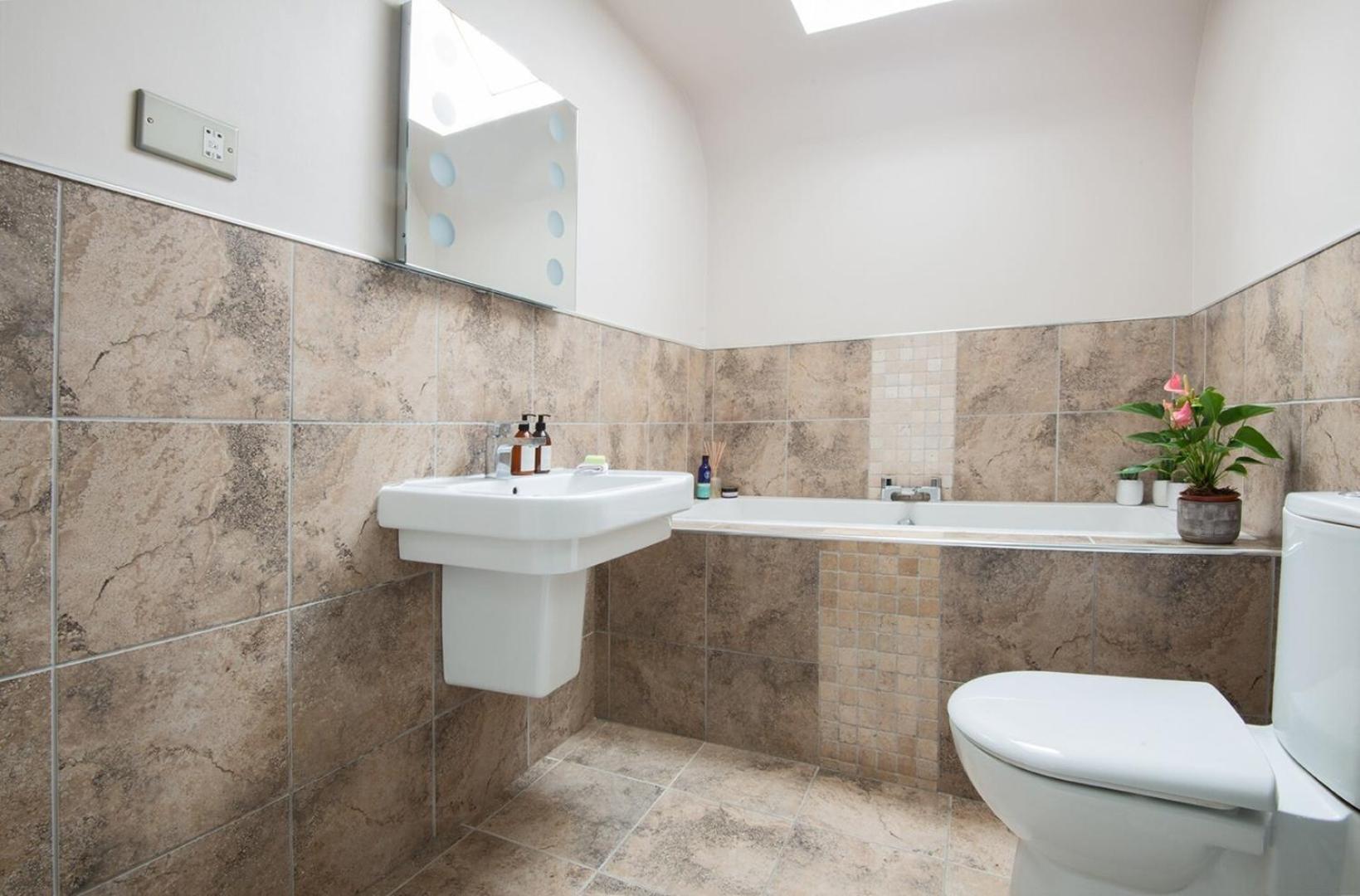 Charming 2 Bedroom Flat In The Heart Of Kirriemuir Eksteriør billede