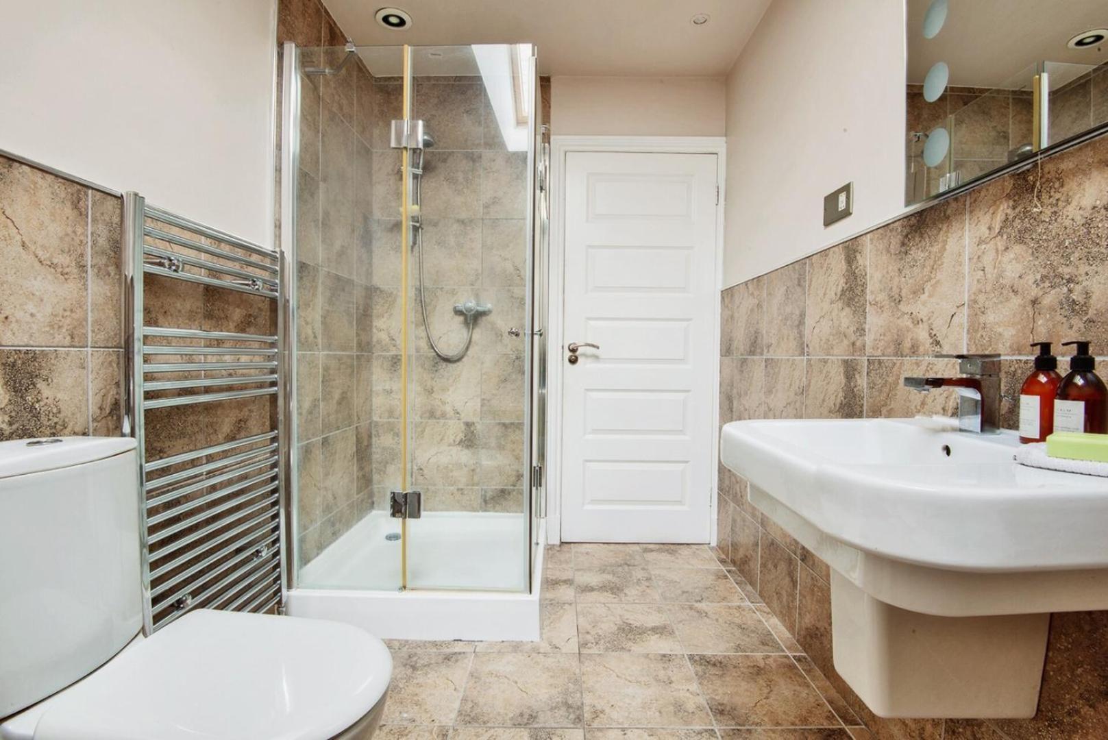 Charming 2 Bedroom Flat In The Heart Of Kirriemuir Eksteriør billede