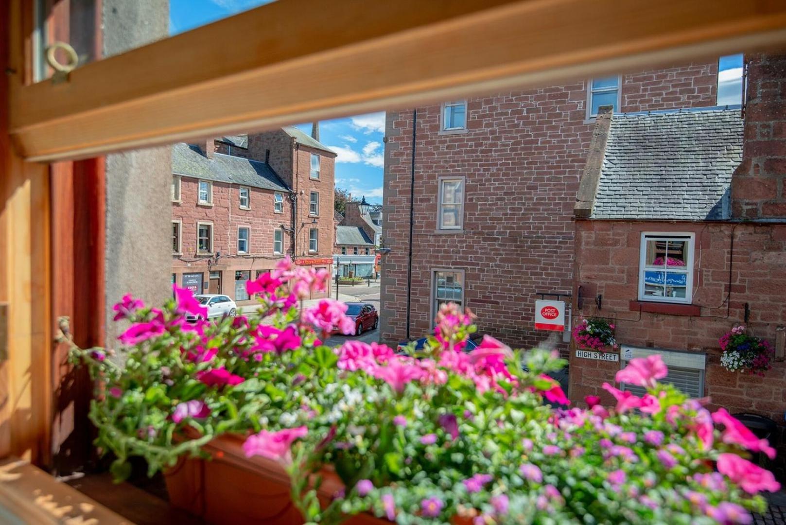 Charming 2 Bedroom Flat In The Heart Of Kirriemuir Eksteriør billede