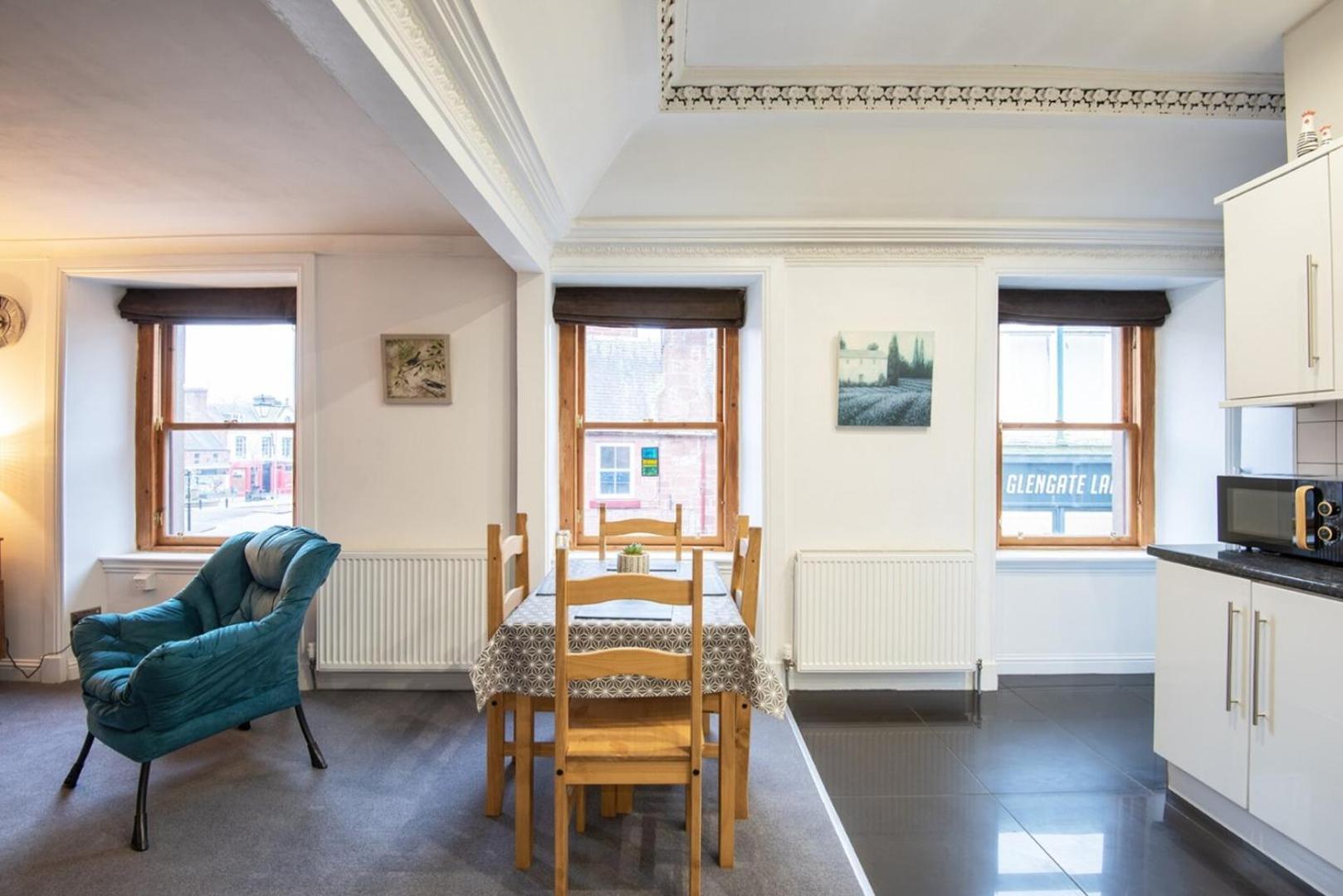 Charming 2 Bedroom Flat In The Heart Of Kirriemuir Eksteriør billede