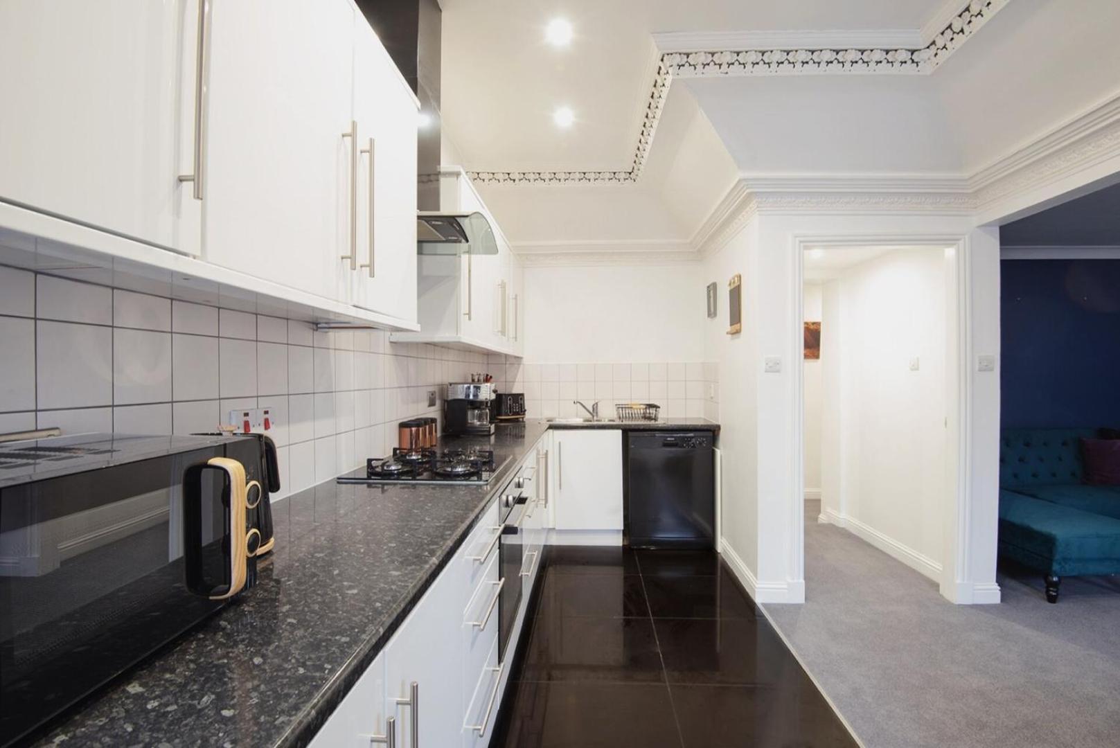 Charming 2 Bedroom Flat In The Heart Of Kirriemuir Eksteriør billede