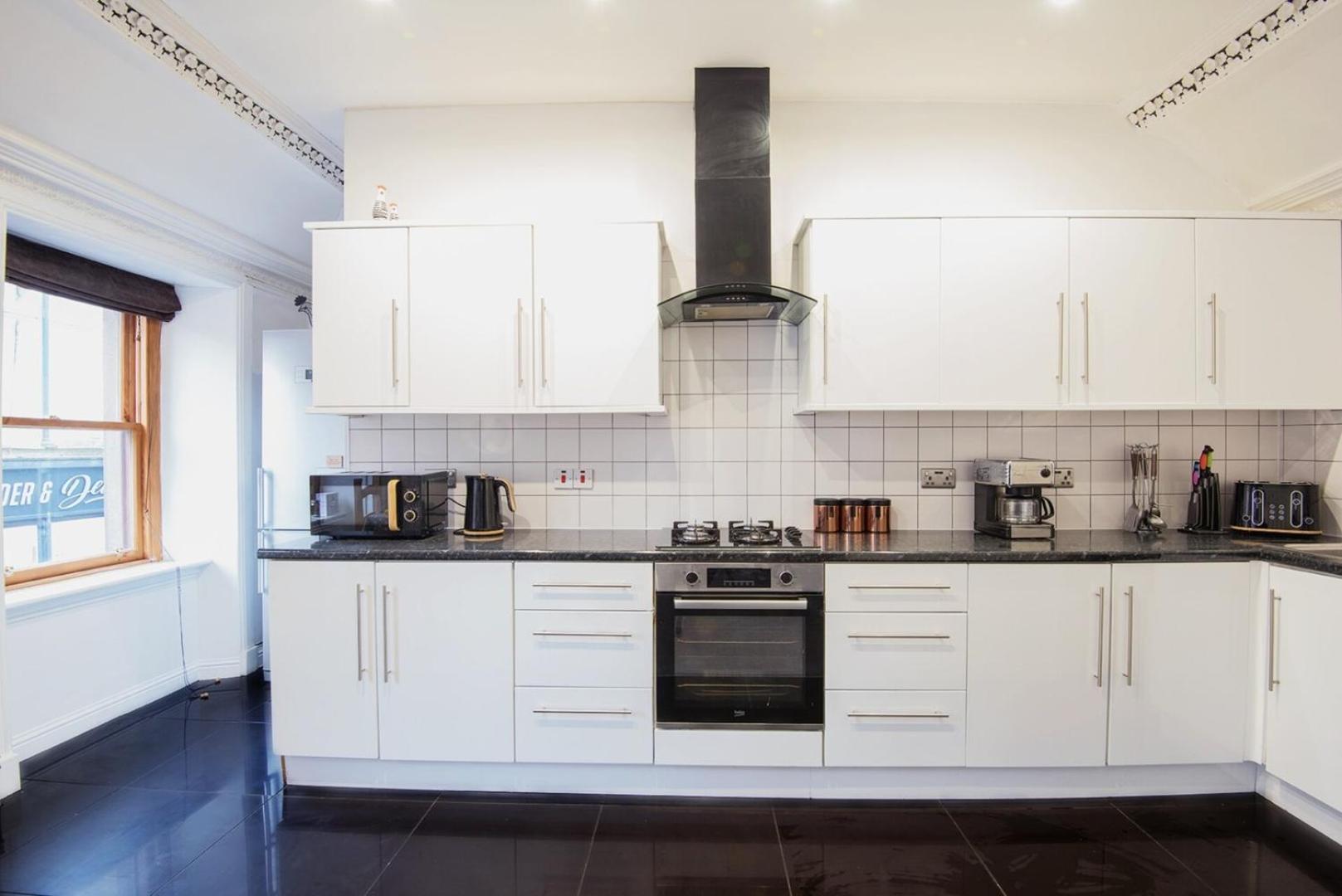 Charming 2 Bedroom Flat In The Heart Of Kirriemuir Eksteriør billede